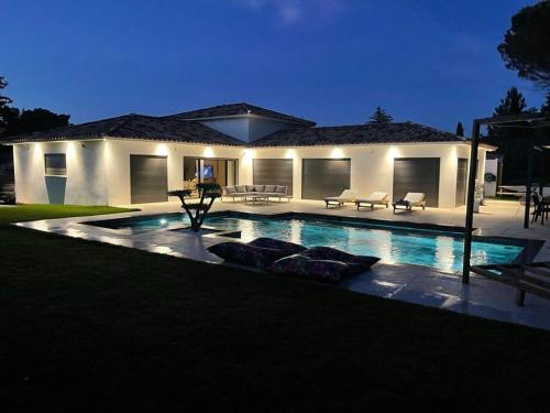 Villa moderne avec piscine à 10 min d'Aix-en-Provence : Villas proche de Simiane-Collongue