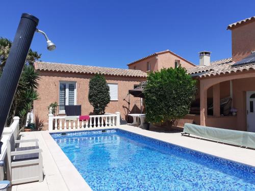 villa avec piscine privée : Maisons de vacances proche de Pia