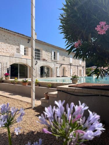 Domaine Amourella : Appart'hotels proche de Rognes