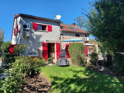 Stone country house in Rouy with private pool : Maisons de vacances proche de Jailly