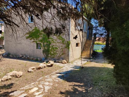 Maison entière avec jardin et piscine entre mer et montagne. : Maisons de vacances proche de Fontès