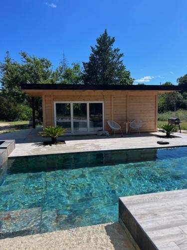 Maison bois moderne avec piscine, spa et pool house privatif en plein cœur de la forêt provençale : Chalets proche de Saint-Alexandre