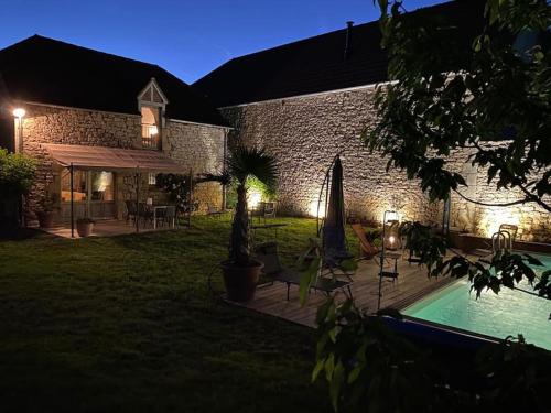 Maison de village avec piscine privative : Maisons de vacances proche de Saint-Michel-de-Bannières
