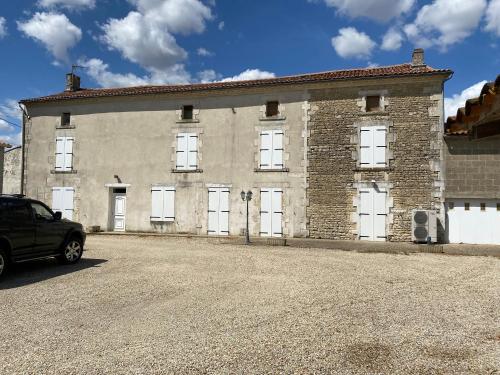 Large French Farmhouse : Maisons de vacances proche de Villiers-sur-Chizé