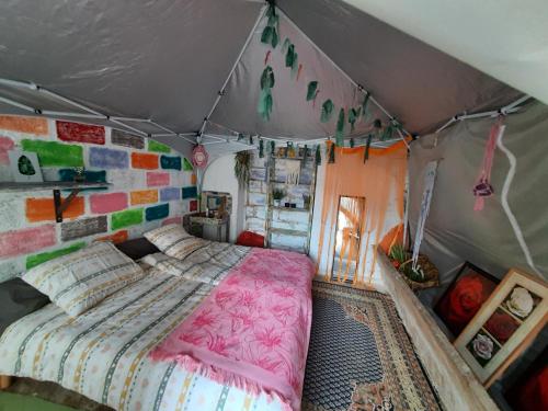 Notre Village B&B hooischuur hippstyle : Campings proche de Pérassay