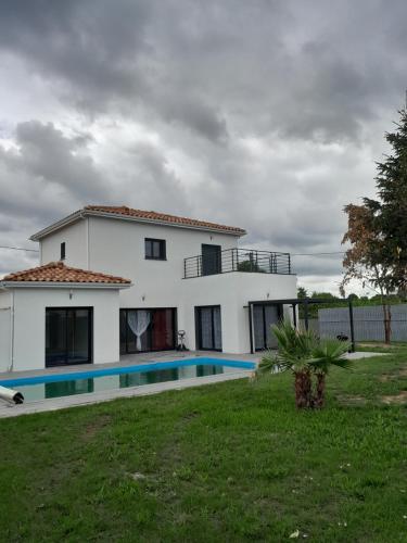 Maison villa entiere T5 avec piscine : Villas proche de Monbéqui