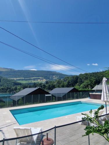 Chalet avec piscine et accès au lac : Appartements proche de Prunières