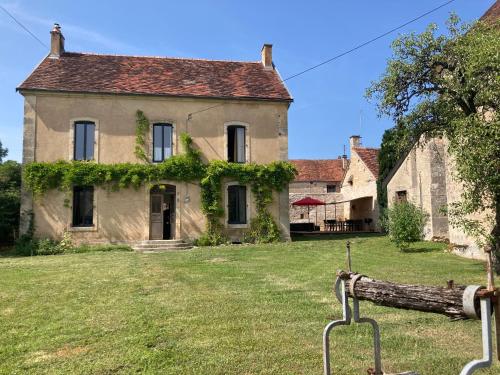 Le Presbytère - Touillon, jacuzzi, 4 chambres pour 10 : Maisons de vacances proche de Perrigny-sur-Armançon