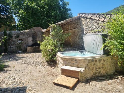 Grand Mas Provençal avec jacuzzi : Maisons de vacances proche de Châteauneuf-Val-Saint-Donat