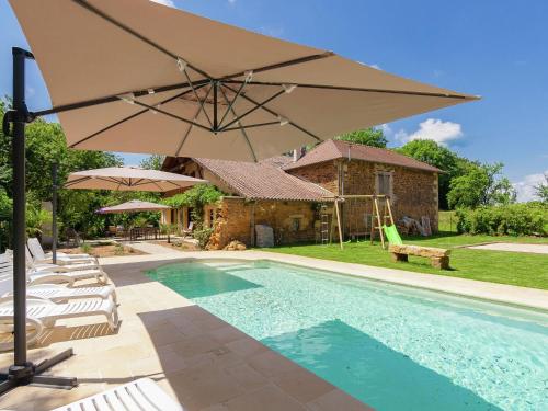 Spacious farmhouse with private heated pool in a rustic garden : Maisons de vacances proche de Nantheuil