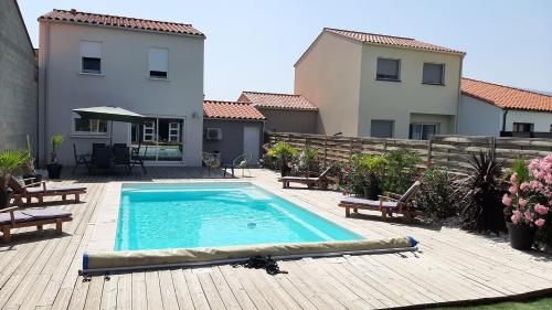 Villa La Palmeraie avec piscine terrasse Poolhouse : Maisons de vacances proche de Palau-del-Vidre