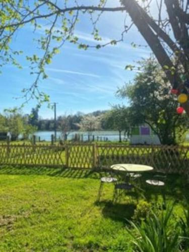 Maison face à l'étang : Maisons de vacances proche de Germigny-l'Exempt