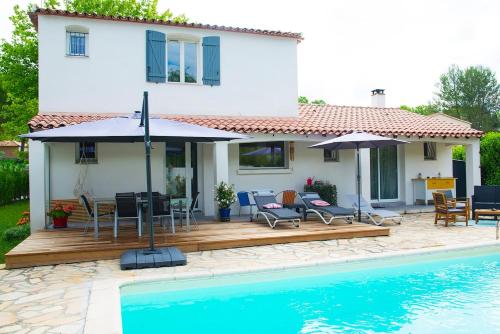 Maison du Sud confortable avec grande piscine, promo semaine : Villas proche de Le Triadou