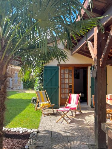 Charmant Studio 25 m² avec mezzanine et piscine : Maisons de vacances proche de Castaignos-Souslens