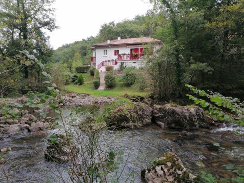 Maison Kukusoa en bord de rivière : Maisons de vacances proche d'Estérençuby
