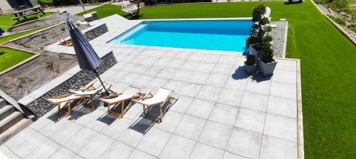 Chambre vue lac av piscine : Appartements proche de Prunières