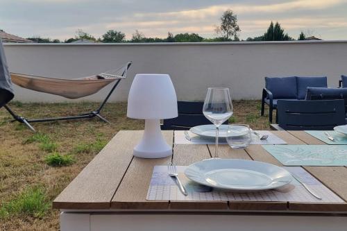 Belle maison 3 chambres avec barbecue et spa -La Bohème - : Maisons de vacances proche de Gours