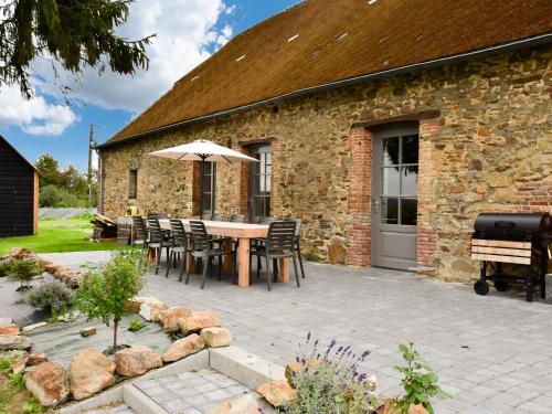 Holiday Home in la Neuville aux Jo tes with Garden BBQ : Maisons de vacances proche d'Origny-en-Thiérache