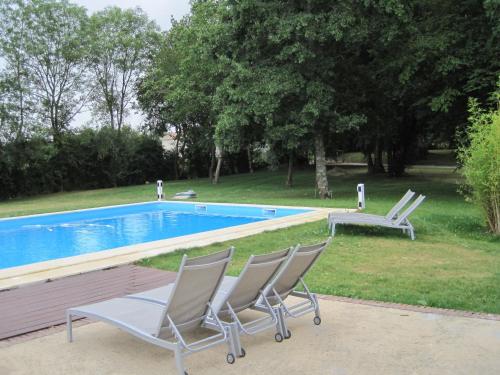 Very spacious and luxurious holiday home on quiet estate 1880 with pool : Maisons de vacances proche de Sombrun