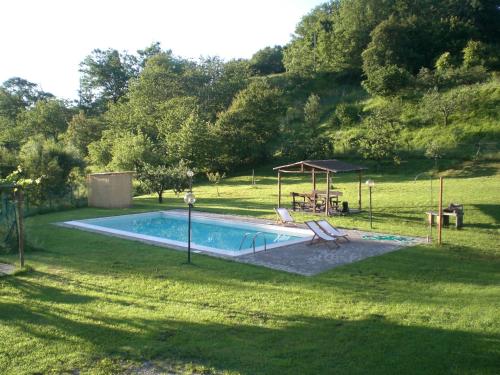 Holiday home with covered terrace at the edge of the Parc Regional du Morvan : Maisons de vacances proche de La Nocle-Maulaix