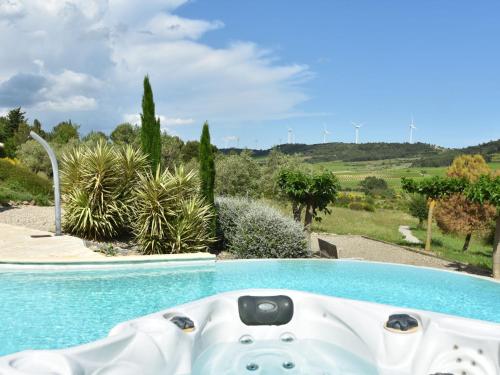 Villa with heated pool jacuzzi sports field and stunning views : Villas proche de Douzens