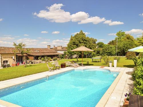 Snug cottage in Saint Eutrope De Born with pool : Maisons de vacances proche de Beaugas