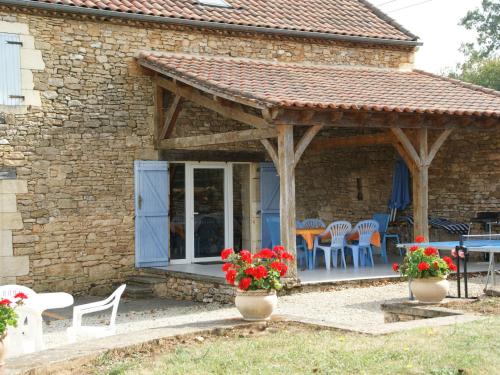Spacious Holiday Home in Besse with Swimming Pool : Maisons de vacances proche de Cazals