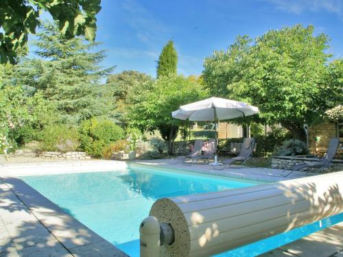 Splendid Villa in Viens with Swimming Pool : Villas proche de Vachères