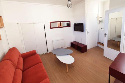 N 8 - Studio CENTRE - refait à neuf - parking gratuit : Appartements proche de Villefavard