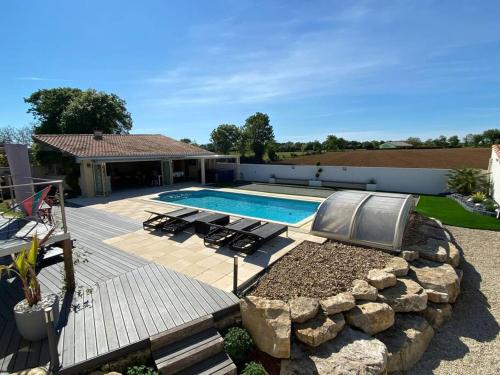 Gite piscine chauffée & jacuzzi / Marais Poitevin : Maisons de vacances proche de Magné