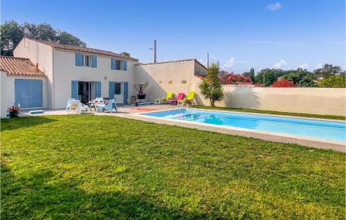 Stunning Home In Marennes With Outdoor Swimming Pool, Wifi And 3 Bedrooms : Maisons de vacances proche de Marennes