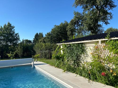 Chambre d’hôtes avec piscine : B&B / Chambres d'hotes proche de La Celle-Dunoise