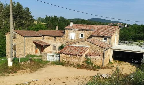 Ancienne ferme tranquille en Haute Ardèche : Maisons de vacances proche d'Arlebosc