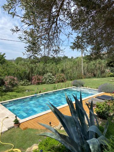 Maisonnette et piscine : Maisons d'hotes proche de Miramas