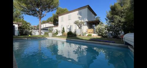 Maison de Charme avec Piscine Aix-en-Provence : Villas proche d'Éguilles
