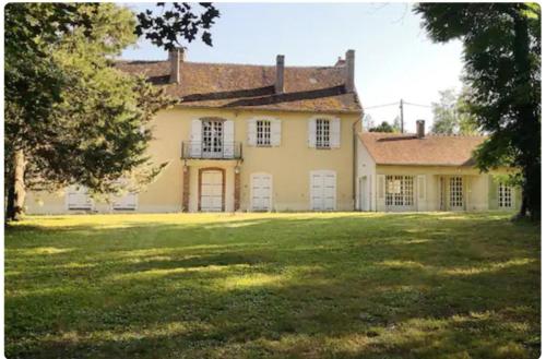Grande maison et son parc : Maisons de vacances proche de Champlay