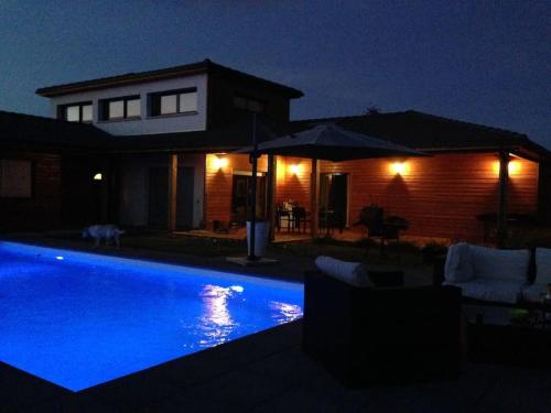 Villa 190m2 8 pers piscine et chalet indépendant : Maisons de vacances proche de Beauregard-l'Évêque
