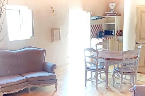 Studio indépendant 1 lit pour 2 personnes climatisé cour et terrasse privative : Maisons de vacances proche de Sorgues
