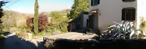 Charming old house and gardens : Maisons de vacances proche de La Digne-d'Aval