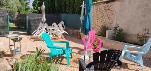 appartement confortable et bien équipé dans la Provence a volx dans le 04130 terrasse de 40m2 bien équipé barbecue et planchas parasol wifi gratuit parking gratuit a proximité de tout commerce : Appartements proche de Volx