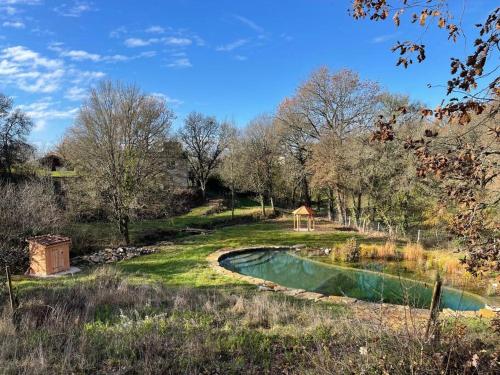 Magnifique ferme rénovée et sa piscine écologique : Maisons de vacances proche de Lebreil