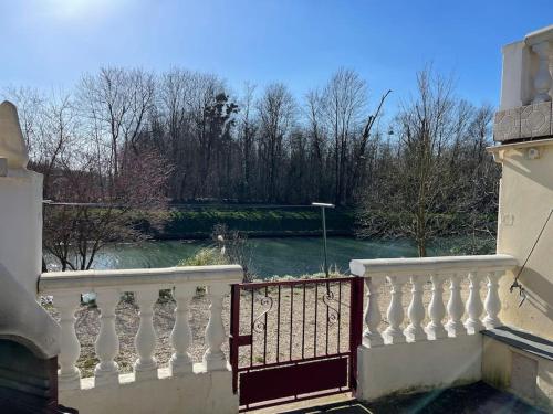 Les berges du canal, maison avec Jacuzzi : Maisons de vacances proche de Vavray-le-Grand