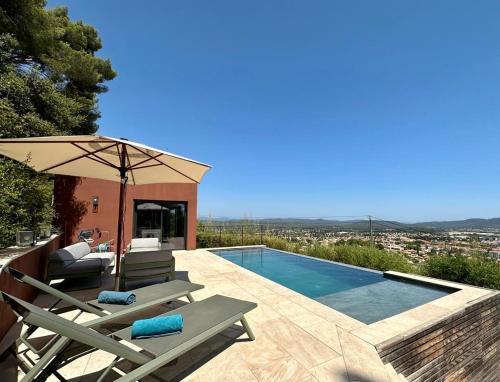 Magnifique villa climatisée avec piscine et jardin : Villas proche de La Farlède