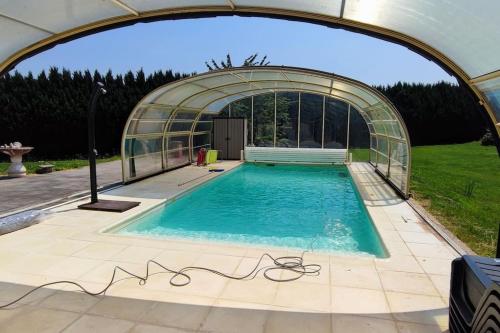 Maison avec piscine couverte : Maisons de vacances proche de Courtonne-la-Meurdrac