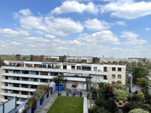 Studio with view of the Eiffel Tower, 10 mins from Paris : Appartements proche de Garches