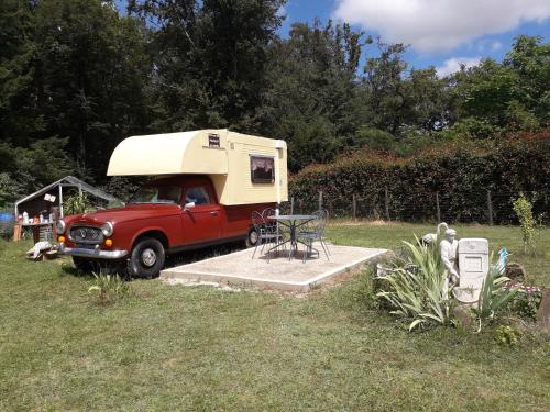 Le Pick up 403 vintage : Campings proche de Peyrilhac