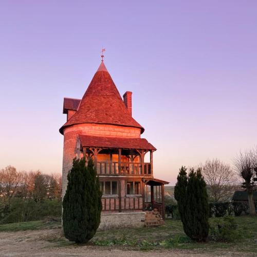 Très jolie tour du 13ème siècle : Maisons de vacances proche de Tresson