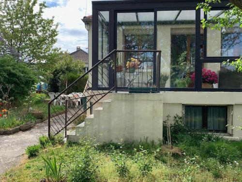 Maison Fleurie avec Jardin & Véranda, proche Gare : Maisons de vacances proche de Saint-Marcel