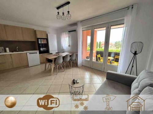T3 6 personnes avec terrasse, wifi, climatisation : Appartements proche de Canet-en-Roussillon