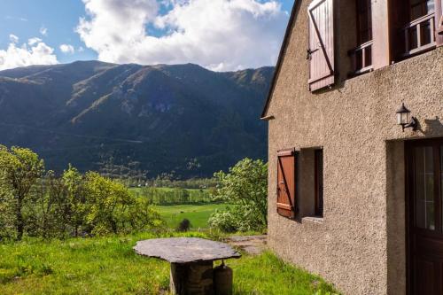 Maison avec vue sur la montagne Les Circaètes : Maisons de vacances proche de Gouaux